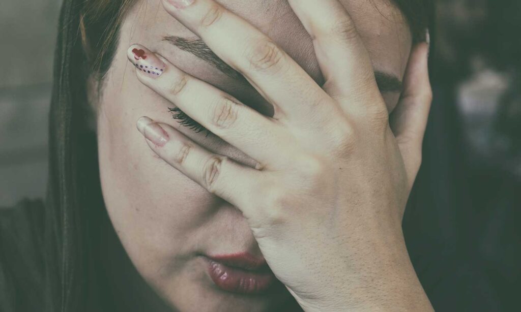Woman in pain wondering about the link between her Bipolar Disorder and chronic pain